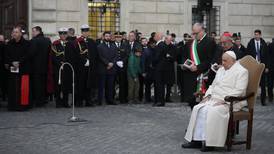 Papa Francisco aparece en público por primera vez desde que padeció bronquitis