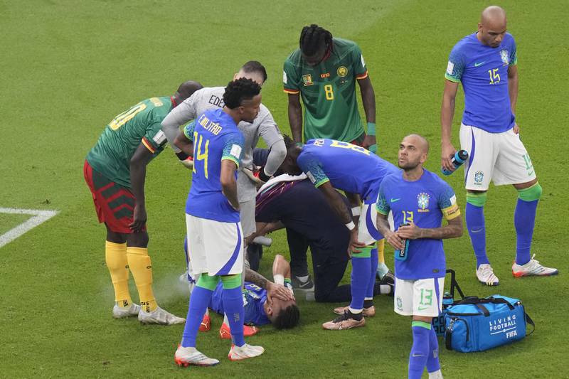 El lateral brasileño Alex Telles tras sufrir una lesión en el partido contra Camerún por el Grupo G del Mundial