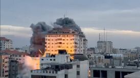 Aviones israelíes bombardean torre en centro de Gaza en represalia a ataques de Hamás