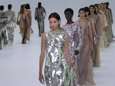 Inspirada en Oriente, Fendi cierra Semana de Moda de París