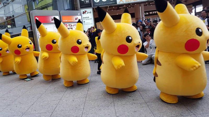 Varios pikachus animan al público en The Pikachu Outbreak Festival.