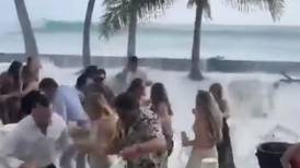 [VIDEO] “¡Me opongo!” dijo gigantesca ola que barrió con una boda en Hawaii