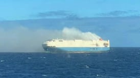 Tragedia en el mar: barco se incendia cargado con más de mil de autos de lujo y queda a la deriva
