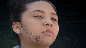 Joven denuncia que su exnovio la secuestró y le tatuó su nombre en el rostro
