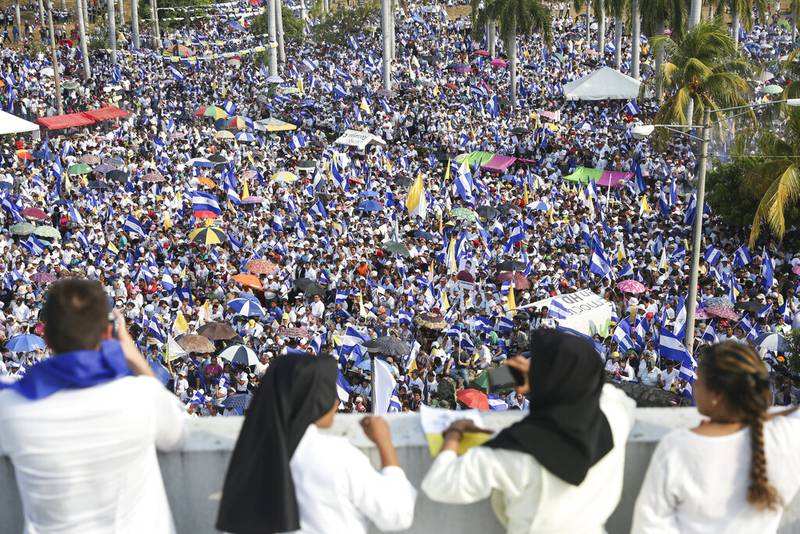 Miles de personas se congregan afuera de la Catedral de Managua durante un mitin de "Paz y Justicia" convocado por la Iglesia Católica, en Nicaragua.