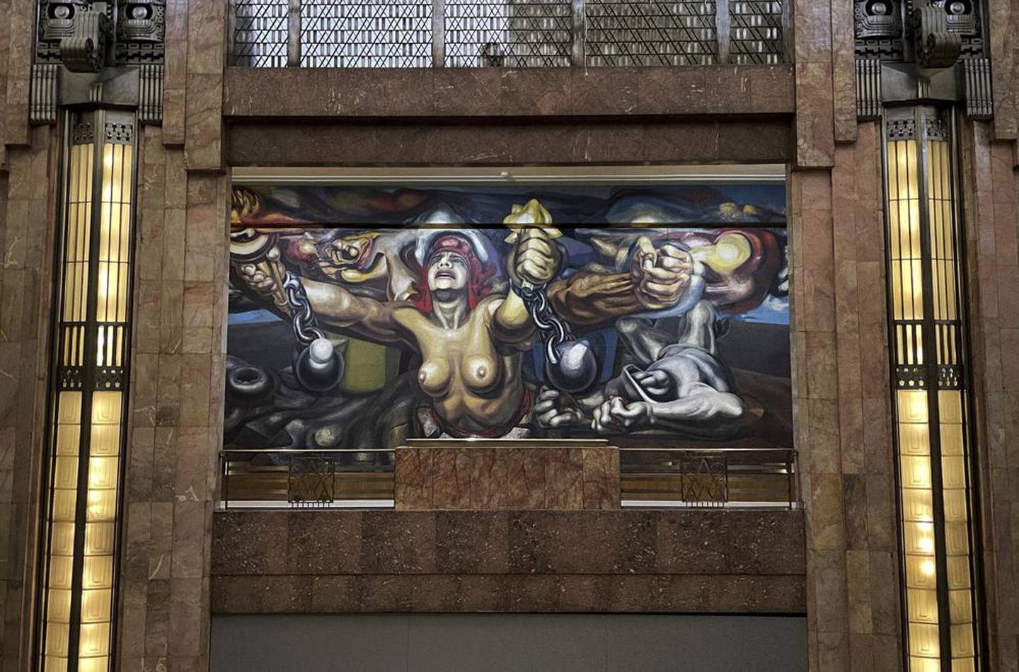 El mural "Nueva democracia" del artista mexicano David Alfaro Siqueiros se exhibe en el Palacio de Bellas Artes, en la Ciudad de México, el martes 2 de agosto de 2022. Las paredes interiores del palaciego centro de artes escénicas Art Nouveau de 88 años están adornadas con famosos murales de Siqueiros, Diego Rivera y José Clemente Orozco. (Foto AP/Fernando Llano)