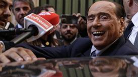 Piden a exprimer ministro Berlusconi que cumpla con “camión de prostitutas” para su equipo de futbol