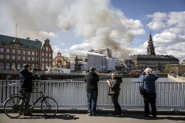 Alcaldesas de París y Copenhague hablan sobre incendios que destruyeron sitios históricos