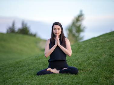 Hacer yoga todos los días ayuda a que seamos más inteligentes, revela estudio