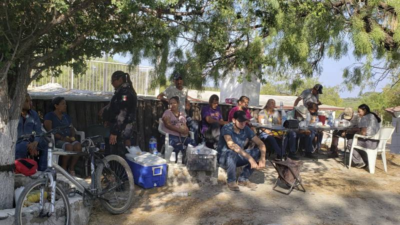 Familiares de mineros atrapados esperan información afuera de la mina en Sabinas, Coahuila.