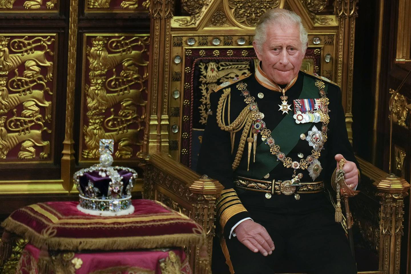 ARCHIVO - El príncipe Carlos sentado junto a la corona de la reina durante la apertura del Parlamento, en el Palacio de Westminster, en Londres, el 10 de mayo de 2022. (AP Foto/Alastair Grant, Pool, Archivo)