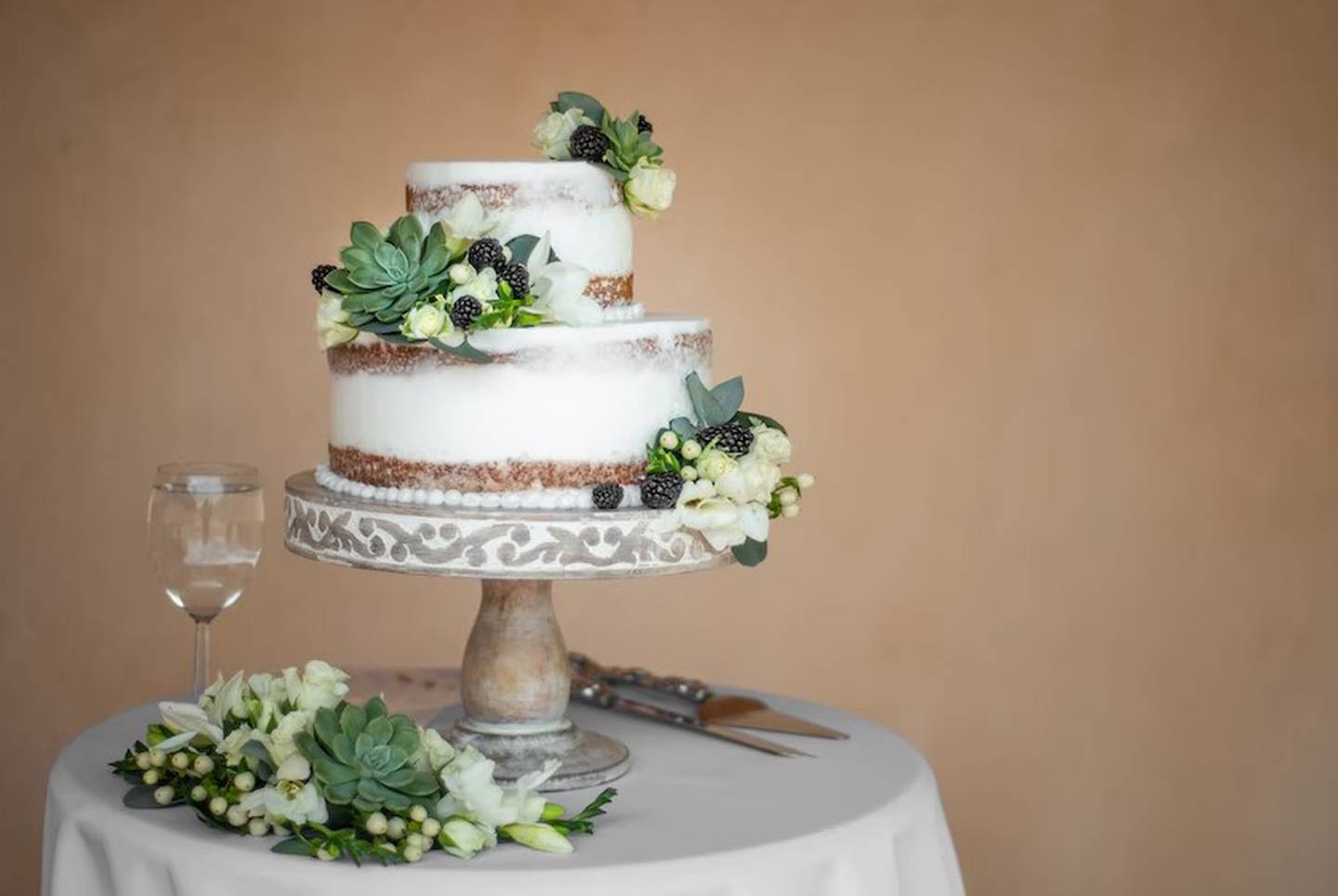 El pastel es una de las cosas más especiales en una boda