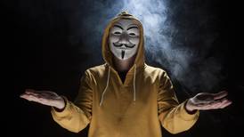 Anonymous sigue: amenazó a Putin con revelar “sus secretos” y hackeó sus canales para emitir el himno de Ucrania