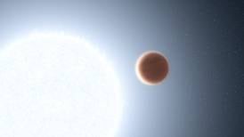 Astrónomos del Hubble descubren un exoplaneta en el que “llueven rocas vaporizadas” por la cercanía con su estrella