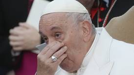 Papa Francisco llora al rezar por el fin de la guerra en Ucrania