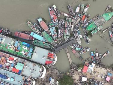 Las imágenes a vista de dron de una reunión de viajeros en Bangladesh sorprende a las redes