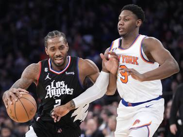 Leonard anota 35; Clippers vencen a Knicks en prórroga
