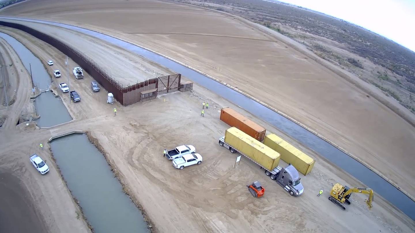 Contenedores de carga utilizados para llenar un hueco de 300 metros en el muro fronterizo con México cerca de Yuma, Arizona.