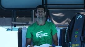 Australia no lo quiere dejar pasar: revoca visa de Djokovic por segunda vez