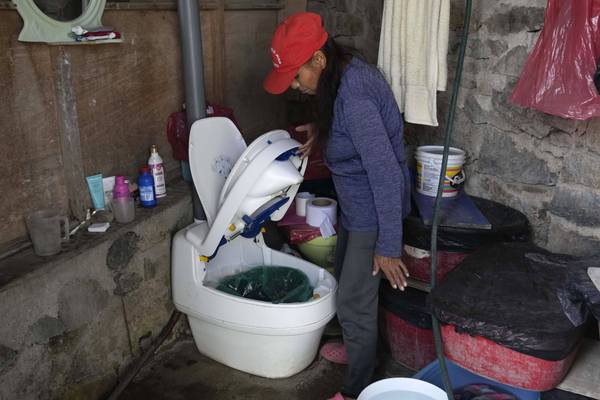 Organización recoge excremento de barriadas en Perú ante falta de alcantarillado