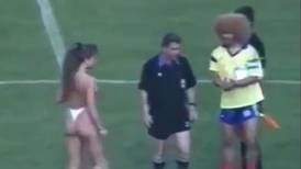 El día que una mujer en topless le hizo saque de honor a la Selección Colombia