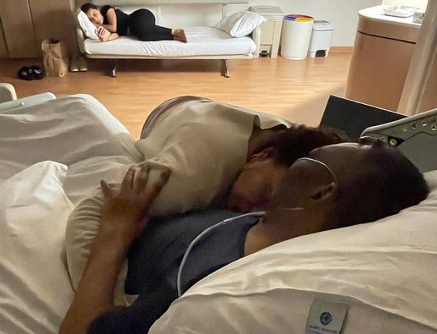 Pelé junto a su hija en el hospital