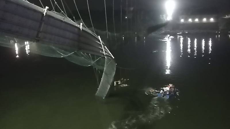 Rescatistas en botes buscan a personas en el río Machchu