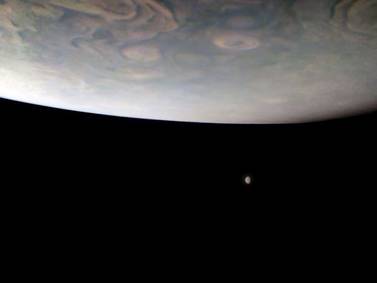 Ciencia.-Juno capta dos grandes lunas en la lejanía debajo de Júpiter