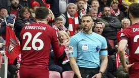 Premier League suspende a árbitro por codazo a jugador del Liverpool 