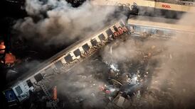 Se descarrilan dos trenes de pasajeros; se habla de al menos 50 muertos
