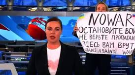 Detienen a periodista que protestó contra la guerra en Ucrania