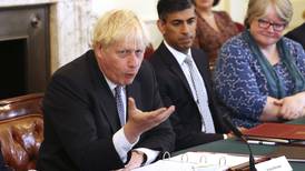 Johnson promete seguir en su cargo tras la renuncia de dos ministros