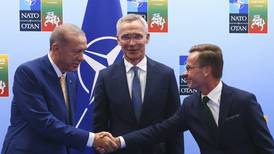 Jefe de OTAN dice que no hay plazo para ingreso de Ucrania; Zelenskyy dice que es "absurdo"