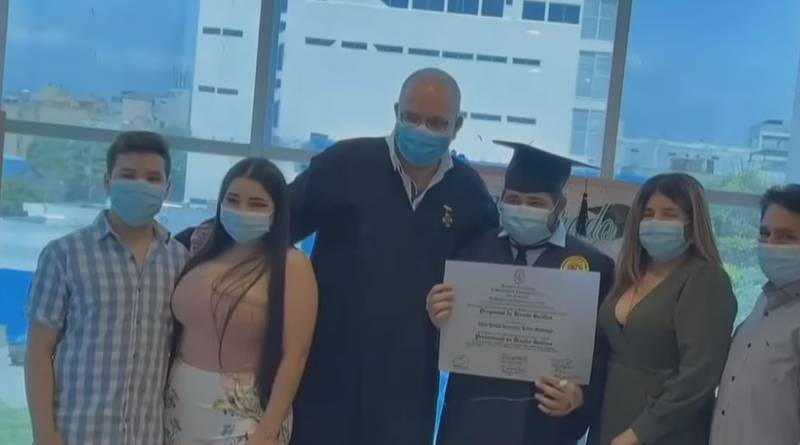 Conmovedor: joven con cáncer no pudo ir a su graduación y rector le hizo  ceremonia en el hospital – Ferplei