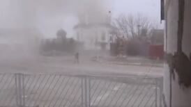 VIDEO: Misil ruso impacta durante evacuación de civiles en Irpin