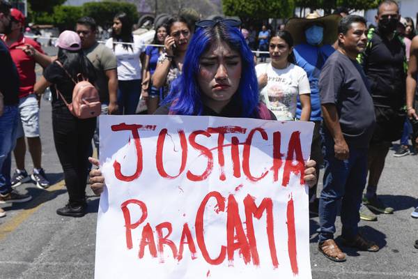 Turba lincha a mujer señalada de asesinar a una niña en México antes de procesión de Semana Santa