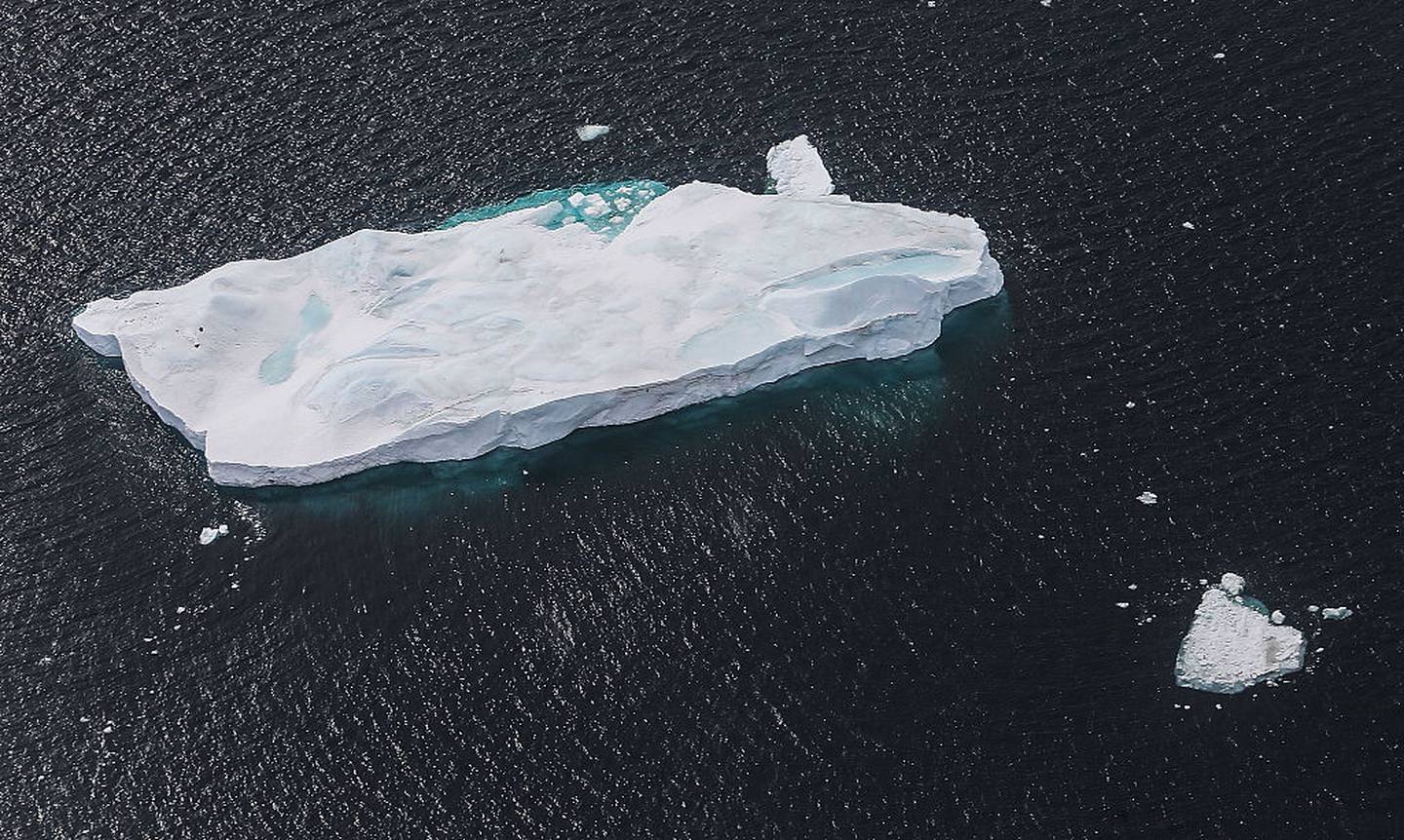 Bloque de hielo se desprende del iceberg, científicos se mantienen en observación