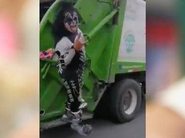 “Rock and roll all nite”: Recolector de basura se hace viral trabajando disfrazado de Kiss