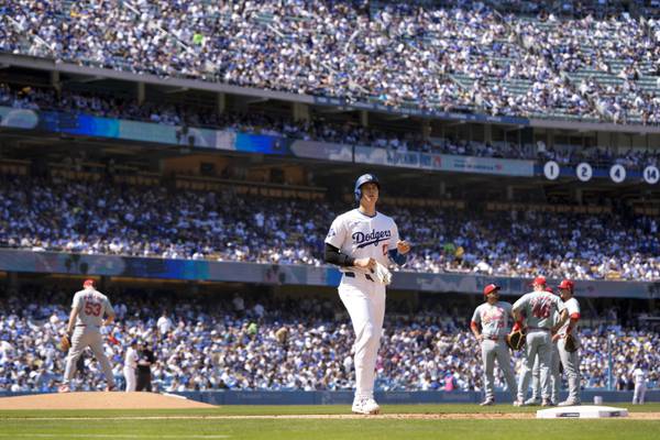 Ohtani se embasa 3 veces en debut como local con Dodgers, que doblegan 7-1 a Cardenales