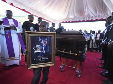 Entre amigos, familiares y mandatarios, rinden homenaje a Kiptum en Kenia