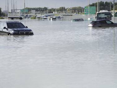 Una tormenta deja las lluvias más intensas registradas en Emiratos e inunda el aeropuerto de Dubái