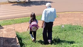 Adulto mayor de 88 años acompaña todos los días a su bisnieta al colegio: la emotiva foto se volvió viral