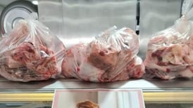 Carnicero deja bolsas con huesos para que clientes se las lleven a sus perros y se desata la guerra en redes