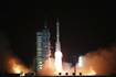China envía 3 astronautas a estación orbital