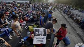 Migrantes bloquean frontera sur de México para presionar por permisos migratorios