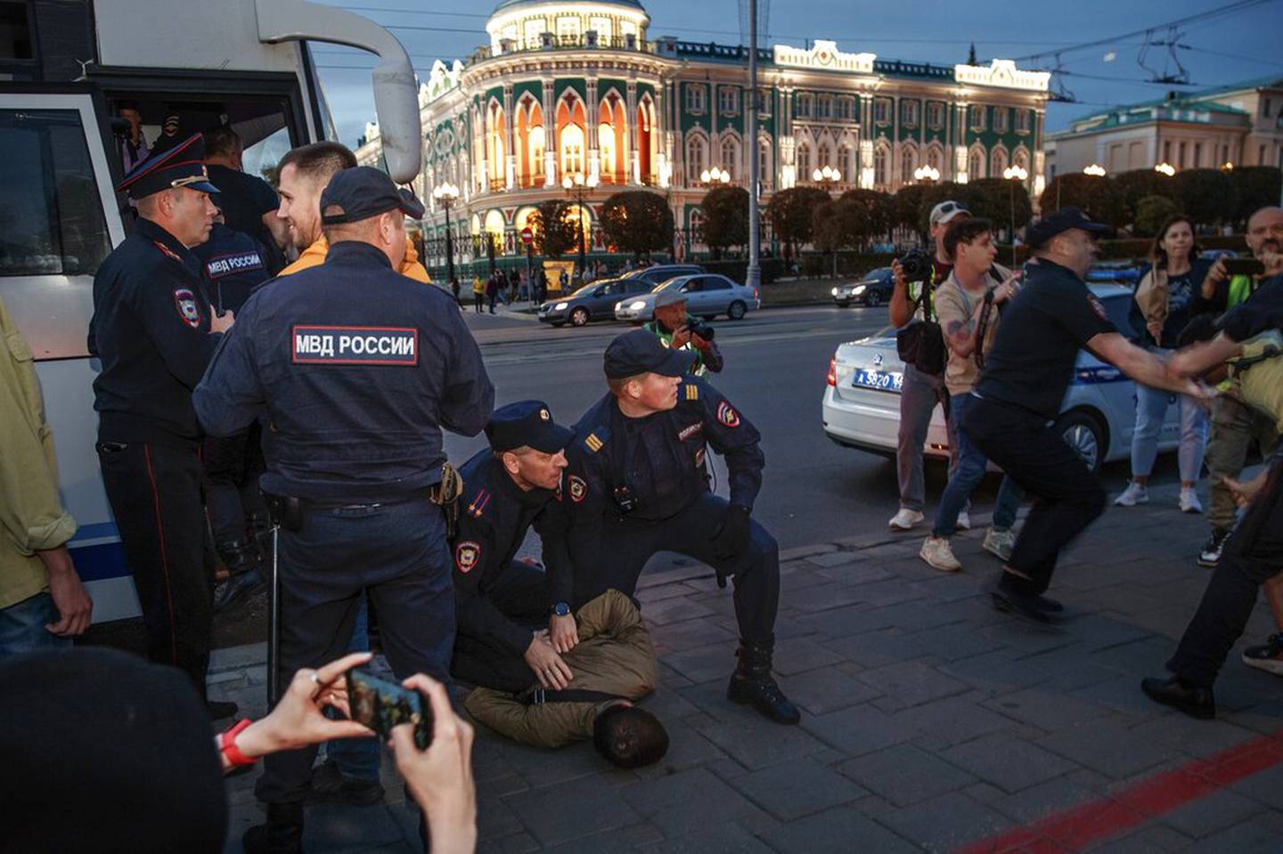 La policía detiene a manifestantes durante una protesta en la ciudad de Ekaterimburo, Rusia,el miércoles 21 de septiembre de 2022, contra la movilización militar dispuesta por el presidente Vladimir Putin debido a la guerra en Ucrania.