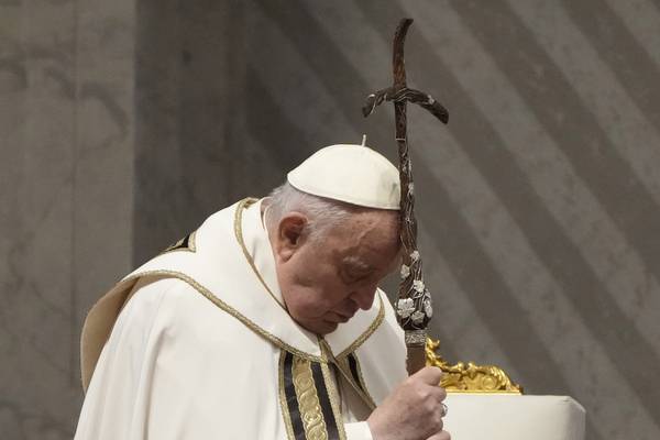 El papa, con aparente buen estado, da órdenes a los sacerdotes en la misa del Jueves Santo
