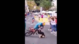 Impactante choque de ciclista a una mujer que se atravesó en pleno esprint