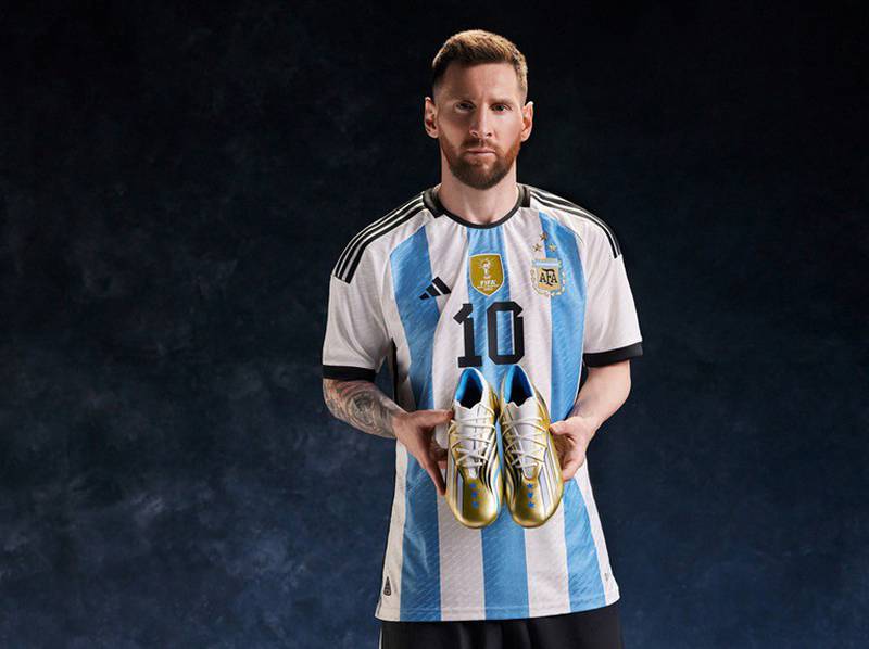 Messi recibe las botas especiales la victoria' de adidas por el triunfo en el Mundial de Catar Ferplei