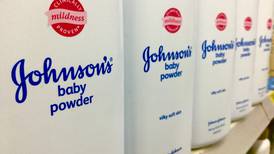 Johnson & Johnson retira del mercado internacional su talco para bebés por daños a la salud